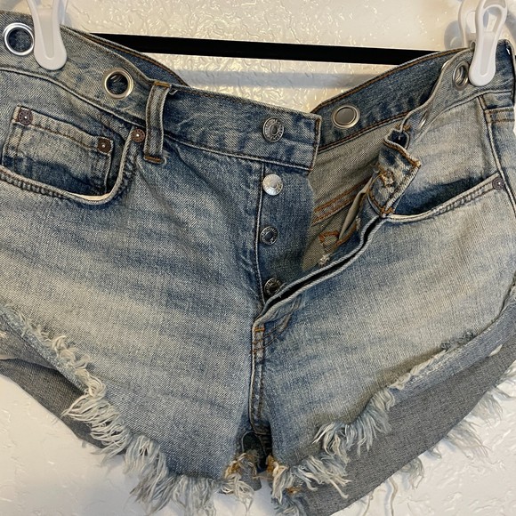 🌻We The Free {27} Distressed Rivet Cut Off Denim Shorts Women Button Fly - Picture 4 of 9
